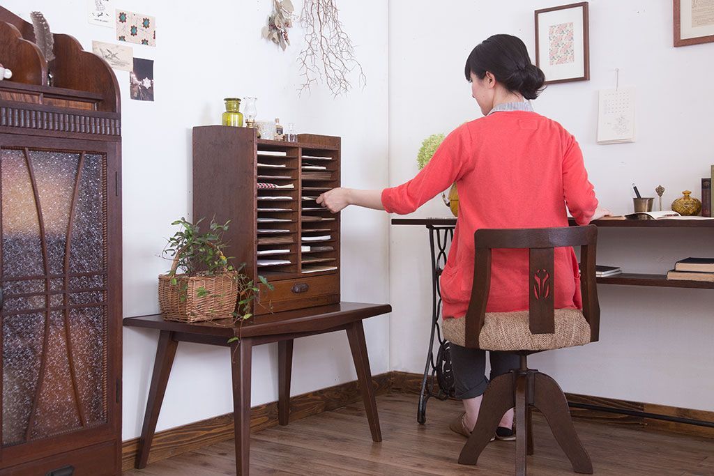レトロ家具　昭和レトロ　古い木製の小ぶりなアンティーク書類ケース(カルテケース)