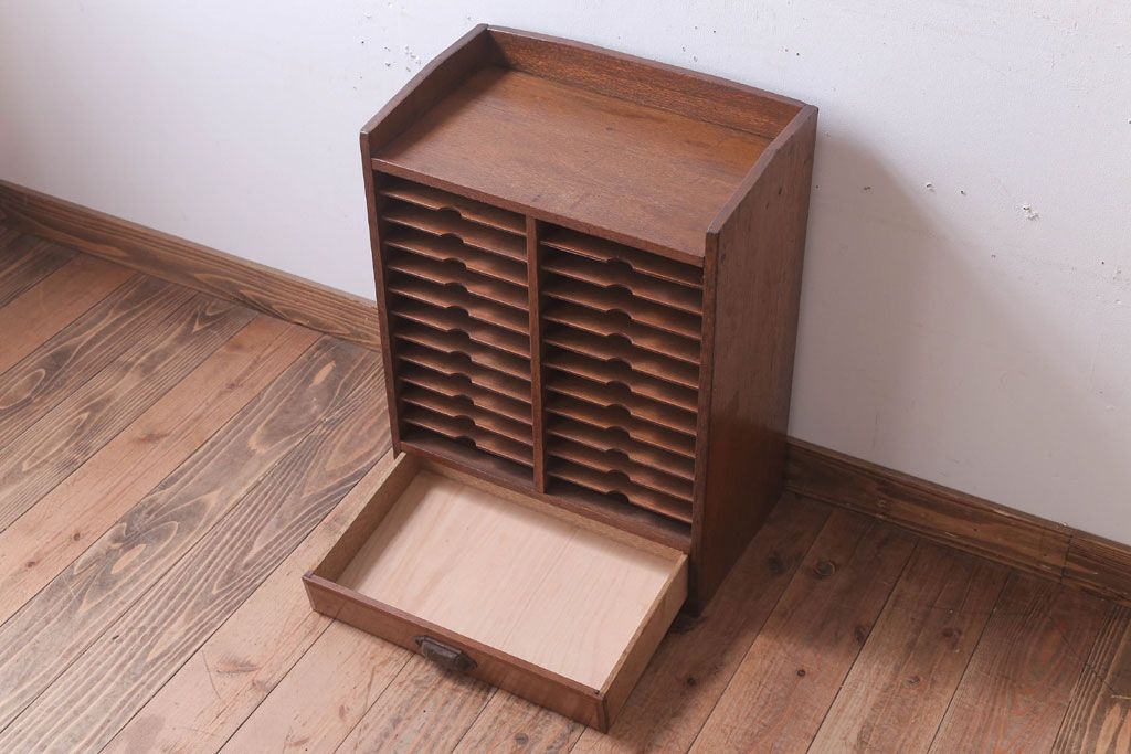 レトロ家具　昭和レトロ　古い木製の小ぶりなアンティーク書類ケース(カルテケース)