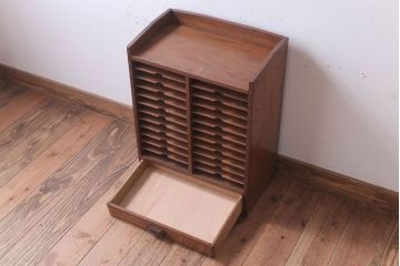 レトロ家具　昭和レトロ　古い木製の小ぶりなアンティーク書類ケース(カルテケース)