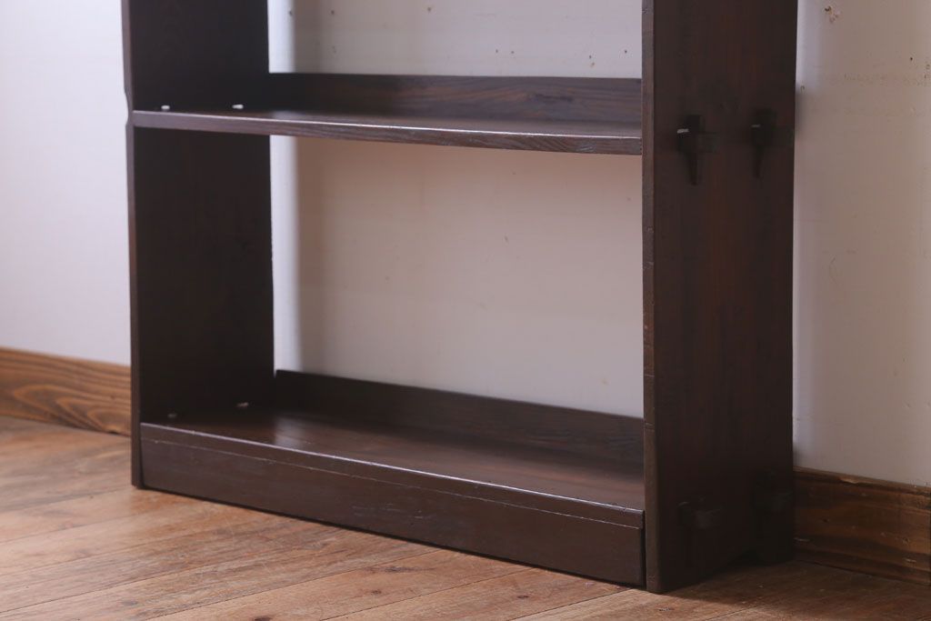 アンティーク家具　アンティーク　背の低い楔(くさび)式本棚(飾り棚・ディスプレイラック)