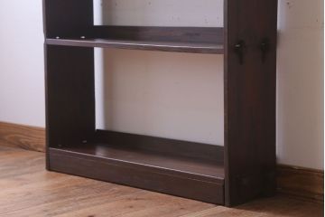 アンティーク家具　アンティーク　背の低い楔(くさび)式本棚(飾り棚・ディスプレイラック)