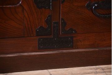 アンティーク家具　アンティーク　前面欅材!漆が綺麗な衣装箪笥ローボード