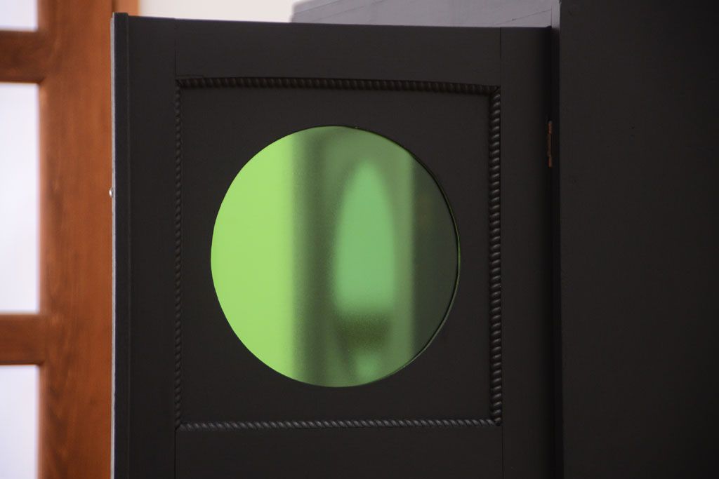 アンティーク家具　アンティークペイント　色ガラス入り!おしゃれなデザインのアンティーク本箱(ブックケース)