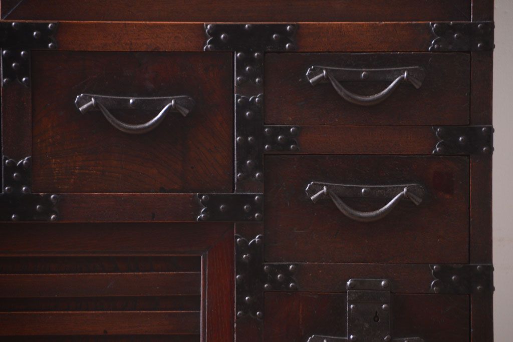 アンティーク家具　古民具・骨董　明治　上手物!古金具付きの三方欅材帳場箪笥