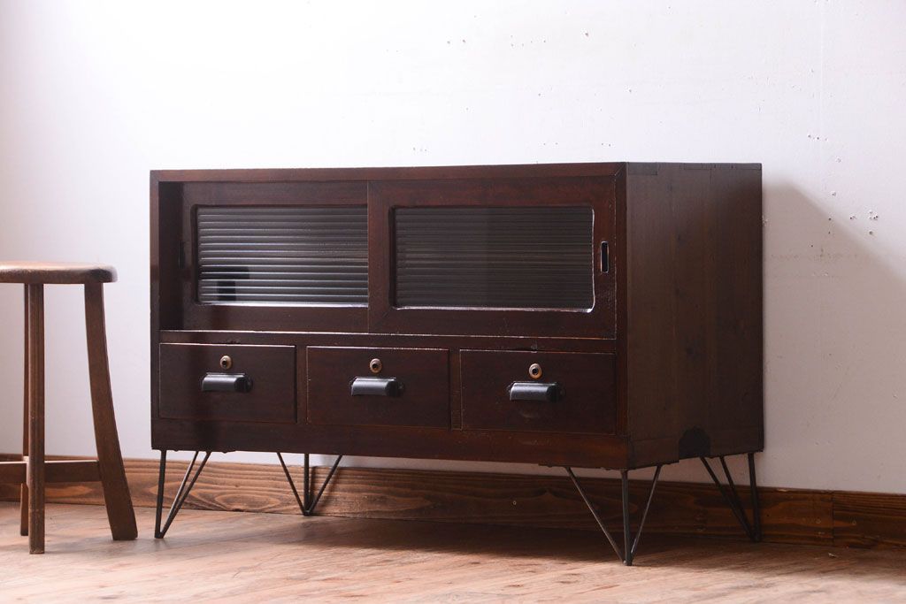 アンティーク家具　和製アンティーク　鉄脚付き!モールガラス引き戸のローボード