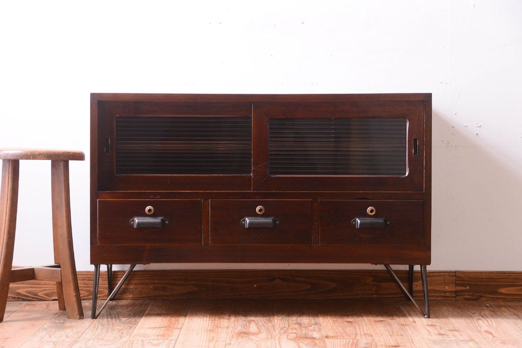 アンティーク家具　和製アンティーク　鉄脚付き!モールガラス引き戸のローボード