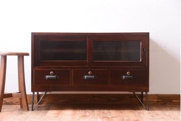 アンティーク家具　和製アンティーク　鉄脚付き!モールガラス引き戸のローボード