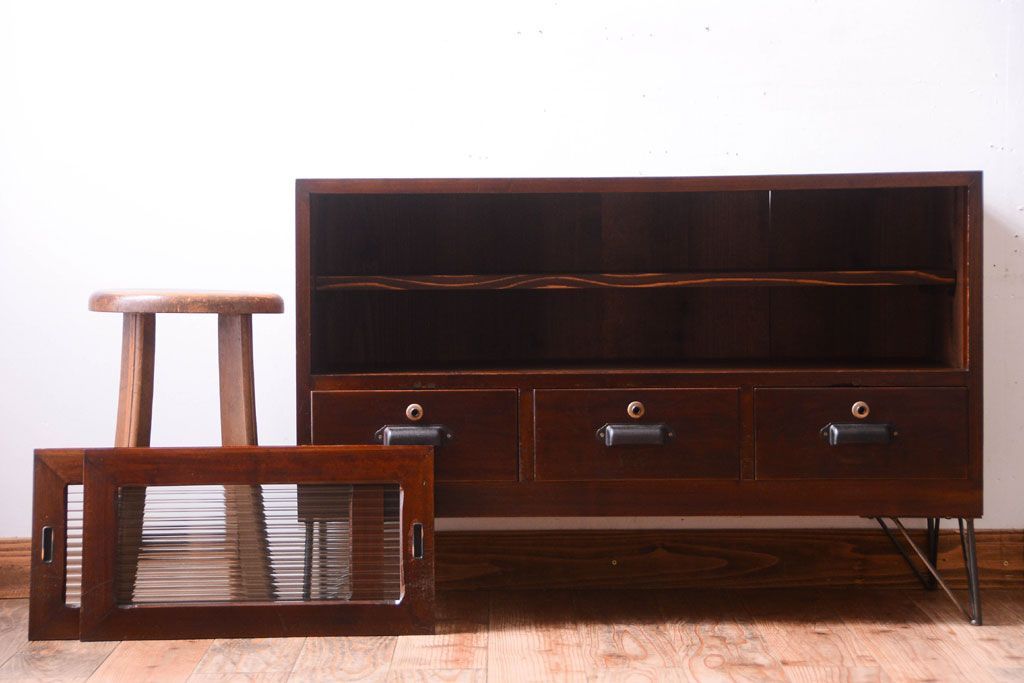 アンティーク家具　和製アンティーク　鉄脚付き!モールガラス引き戸のローボード