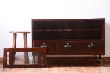 アンティーク家具　和製アンティーク　鉄脚付き!モールガラス引き戸のローボード