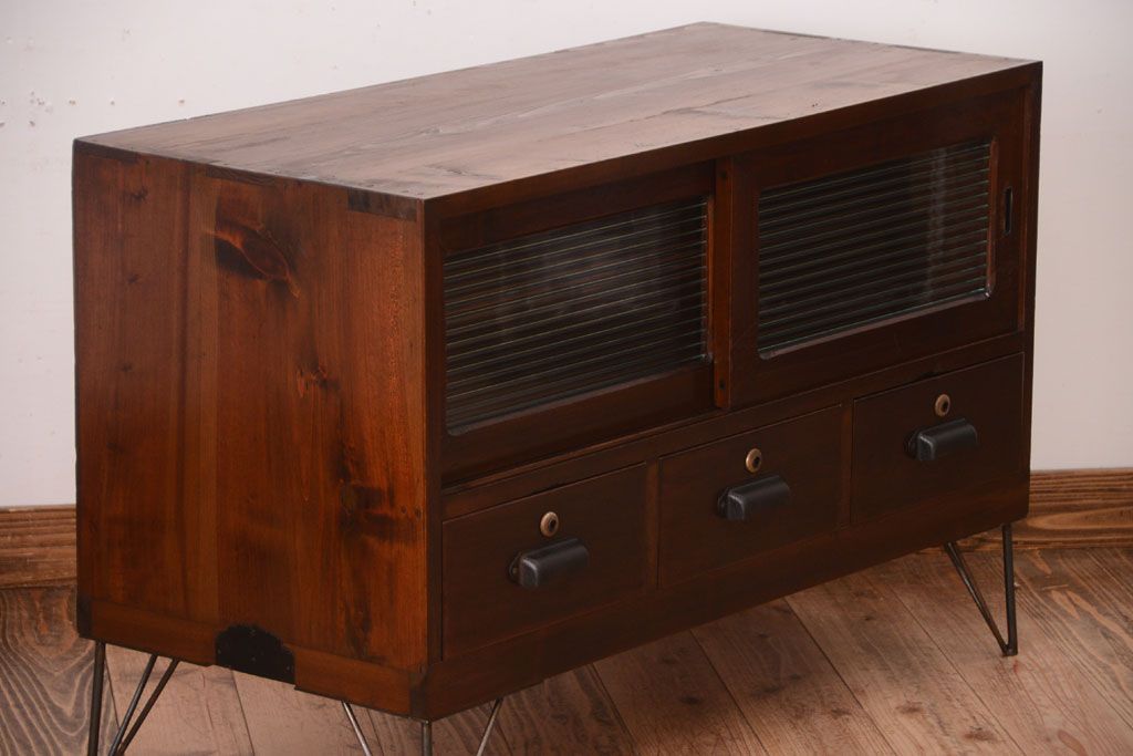 アンティーク家具　和製アンティーク　鉄脚付き!モールガラス引き戸のローボード