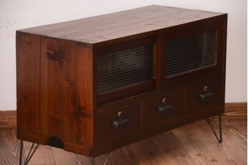 アンティーク家具　和製アンティーク　鉄脚付き!モールガラス引き戸のローボード