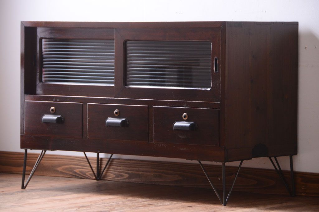 アンティーク家具　和製アンティーク　鉄脚付き!モールガラス引き戸のローボード