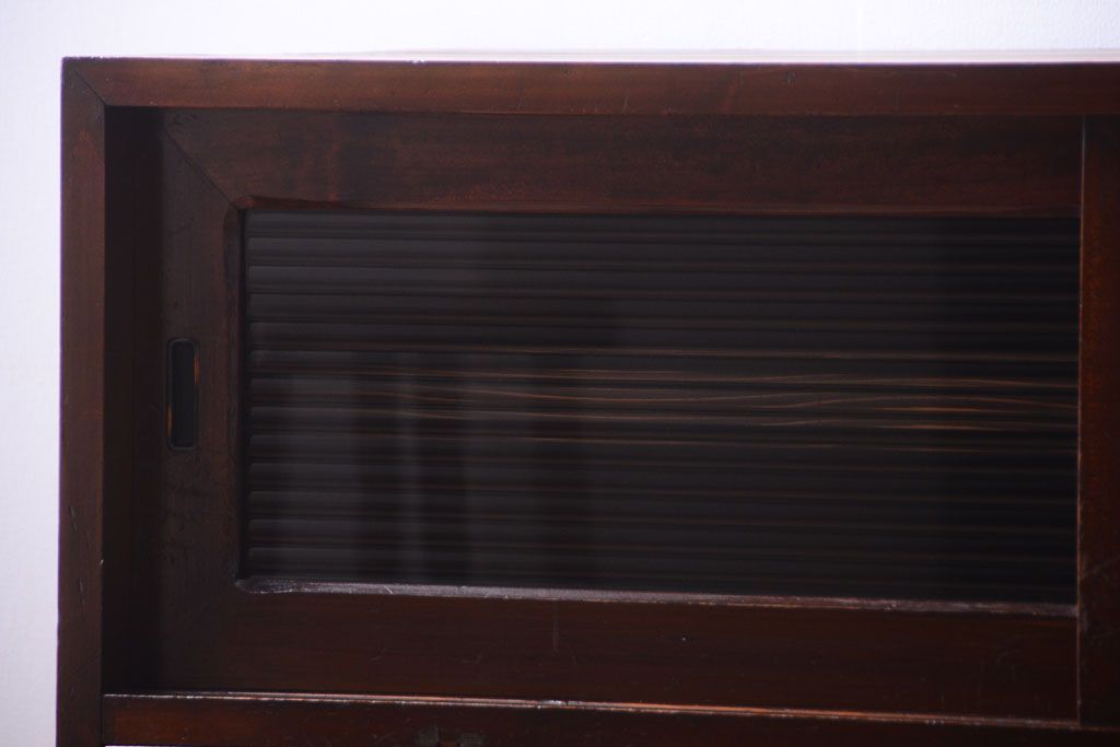 アンティーク家具　和製アンティーク　鉄脚付き!モールガラス引き戸のローボード