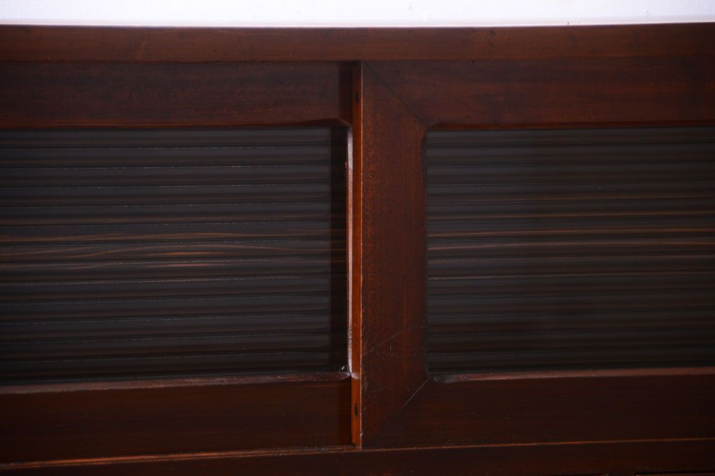 アンティーク家具　和製アンティーク　鉄脚付き!モールガラス引き戸のローボード