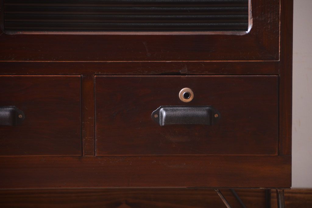 アンティーク家具　和製アンティーク　鉄脚付き!モールガラス引き戸のローボード