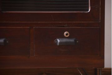 アンティーク家具　和製アンティーク　鉄脚付き!モールガラス引き戸のローボード