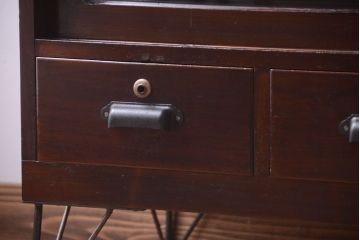 アンティーク家具　和製アンティーク　鉄脚付き!モールガラス引き戸のローボード