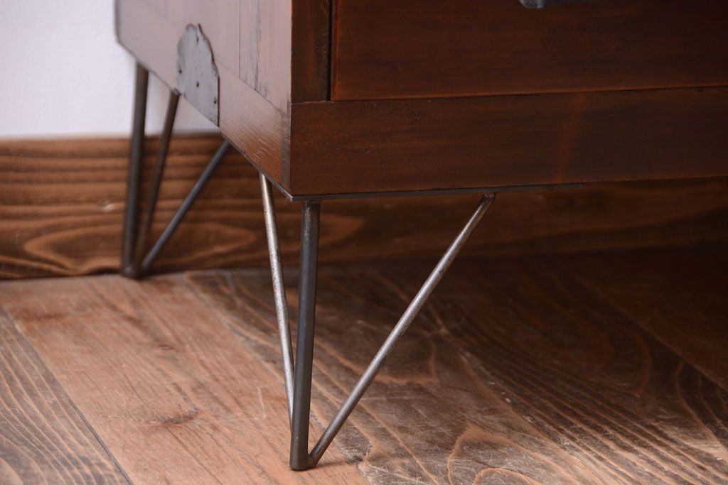 アンティーク家具　和製アンティーク　鉄脚付き!モールガラス引き戸のローボード