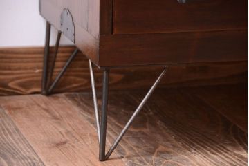 アンティーク家具　和製アンティーク　鉄脚付き!モールガラス引き戸のローボード