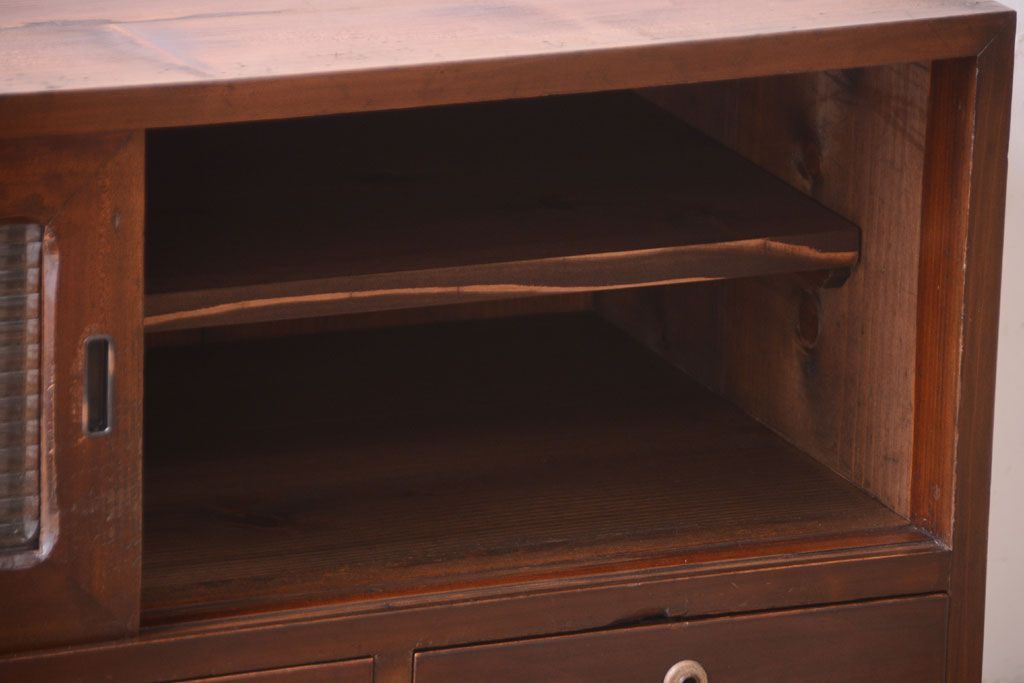 アンティーク家具　和製アンティーク　鉄脚付き!モールガラス引き戸のローボード