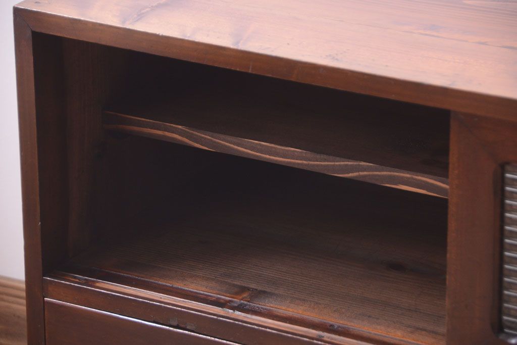 アンティーク家具　和製アンティーク　鉄脚付き!モールガラス引き戸のローボード