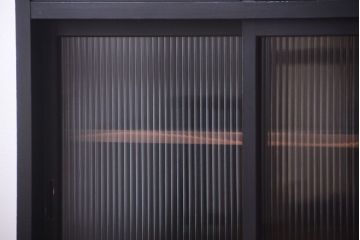 アンティーク家具　アンティークペイント　モールガラス入り!引き出し付きのカウンター収納棚(1)