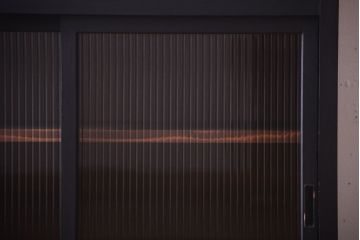 アンティーク家具　アンティークペイント　モールガラス入り!引き出し付きのカウンター収納棚(1)