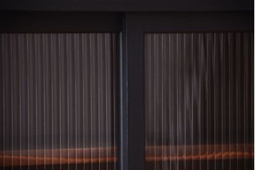 アンティーク家具　アンティークペイント　モールガラス入り!引き出し付きのカウンター収納棚(1)