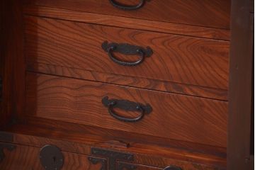 アンティーク家具　アンティーク　前面欅材!漆が綺麗な衣装箪笥ローボード(2)