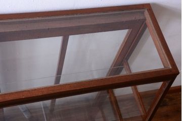レトロ家具　和製アンティーク　古いブナ材のレトロな台形型ガラスケース