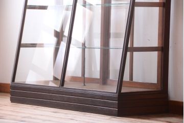 レトロ家具　和製アンティーク　古いブナ材のレトロな台形型ガラスケース