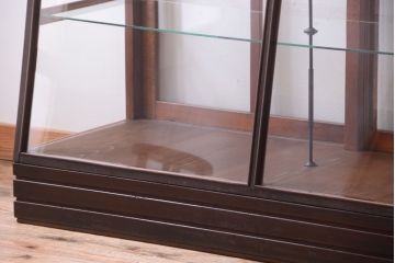 レトロ家具　和製アンティーク　古いブナ材のレトロな台形型ガラスケース