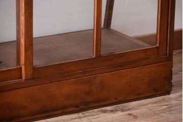 レトロ家具　和製アンティーク　古いブナ材のレトロな台形型ガラスケース