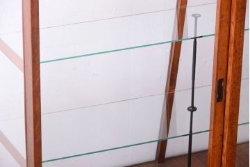 レトロ家具　和製アンティーク　古いブナ材のレトロな台形型ガラスケース