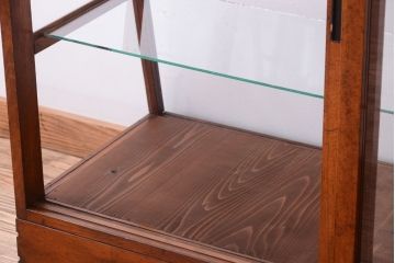 レトロ家具　和製アンティーク　古いブナ材のレトロな台形型ガラスケース