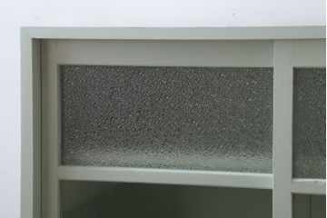 アンティーク家具　ペイント　引き出し2杯付き!ダイヤガラス入りアンティーク戸棚(収納棚)