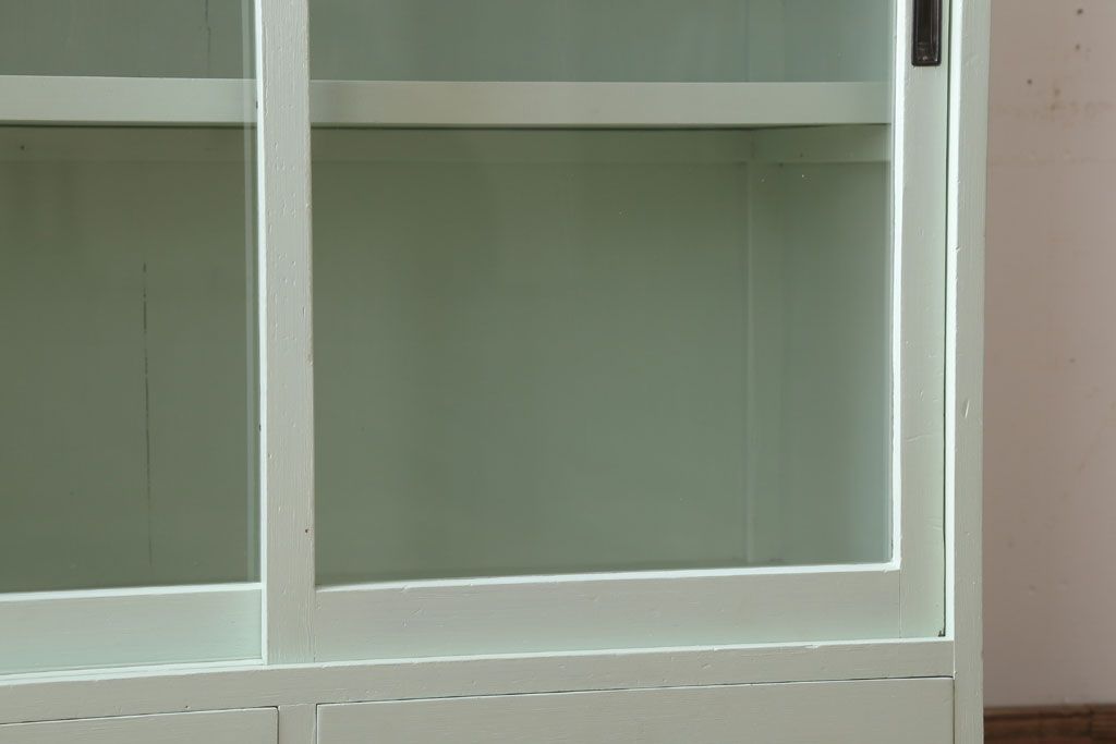 アンティーク家具　ペイント　引き出し2杯付き!ダイヤガラス入りアンティーク戸棚(収納棚)