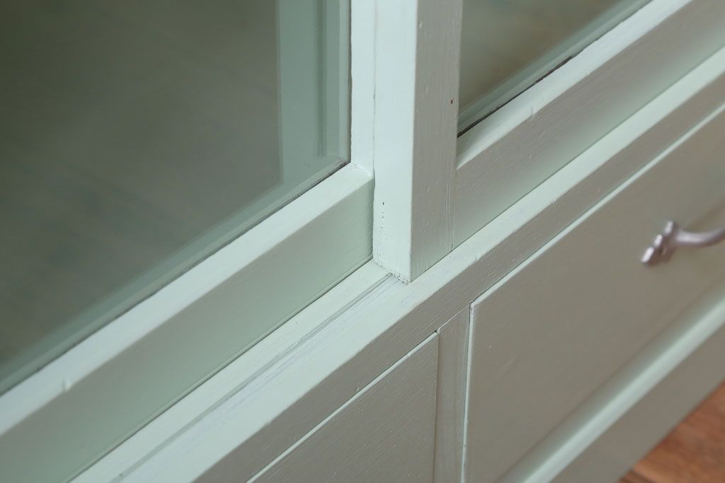 アンティーク家具　ペイント　引き出し2杯付き!ダイヤガラス入りアンティーク戸棚(収納棚)