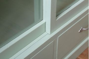 アンティーク家具　ペイント　引き出し2杯付き!ダイヤガラス入りアンティーク戸棚(収納棚)