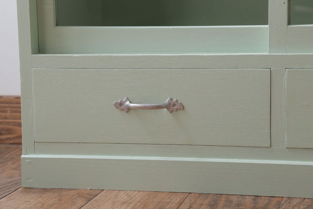 アンティーク家具　ペイント　引き出し2杯付き!ダイヤガラス入りアンティーク戸棚(収納棚)