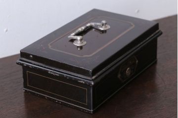 アンティーク雑貨　和製アンティーク　大正〜昭和初期　小振りな鉄製手提げ金庫