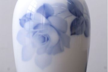 アンティーク雑貨　中古　大倉陶園(おおくらとうえん)　ブルーローズ　15cm　花器