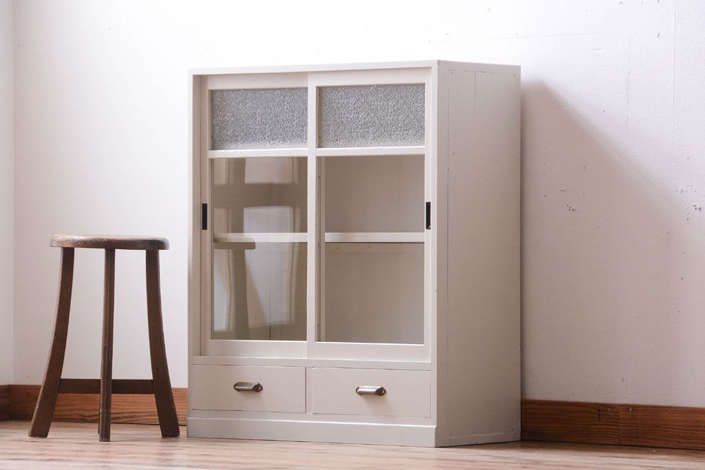 アンティーク家具　ペイント　引き出し2杯付き!ダイヤガラス入りアンティーク戸棚(収納棚)(2)