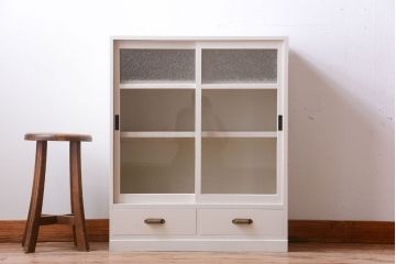 アンティーク家具　ペイント　引き出し2杯付き!ダイヤガラス入りアンティーク戸棚(収納棚)(2)