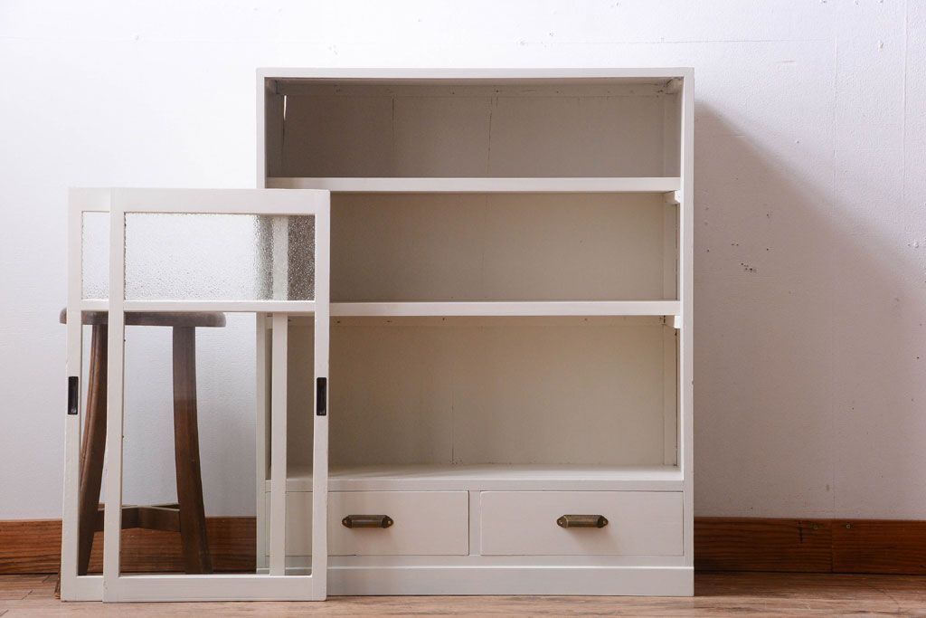 アンティーク家具　ペイント　引き出し2杯付き!ダイヤガラス入りアンティーク戸棚(収納棚)(2)