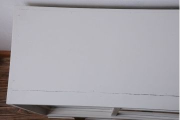 アンティーク家具　ペイント　引き出し2杯付き!ダイヤガラス入りアンティーク戸棚(収納棚)(2)