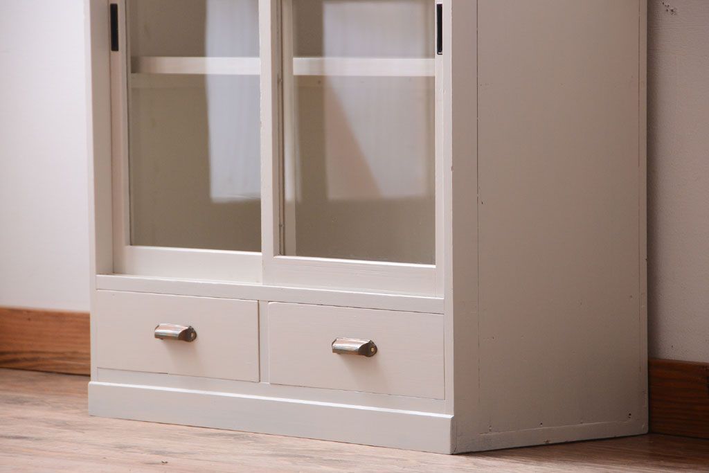 アンティーク家具　ペイント　引き出し2杯付き!ダイヤガラス入りアンティーク戸棚(収納棚)(2)