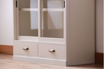 アンティーク家具　ペイント　引き出し2杯付き!ダイヤガラス入りアンティーク戸棚(収納棚)(2)