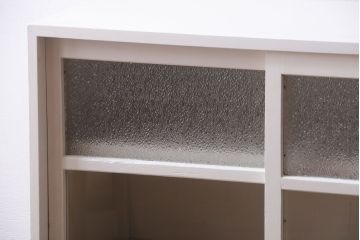 アンティーク家具　ペイント　引き出し2杯付き!ダイヤガラス入りアンティーク戸棚(収納棚)(2)