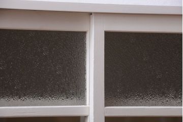 アンティーク家具　ペイント　引き出し2杯付き!ダイヤガラス入りアンティーク戸棚(収納棚)(2)